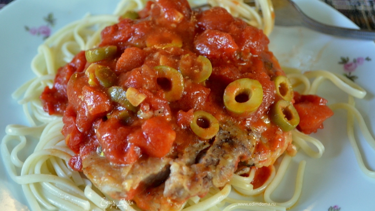 Свиные отбивные с зелеными оливками