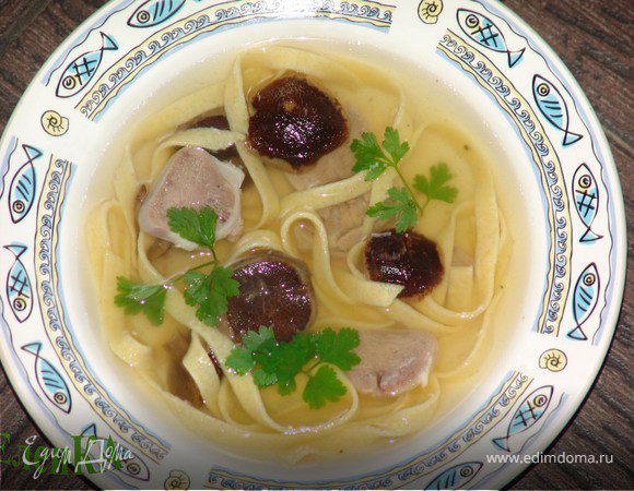 Грибной суп с телячьим языком и домашней лапшой