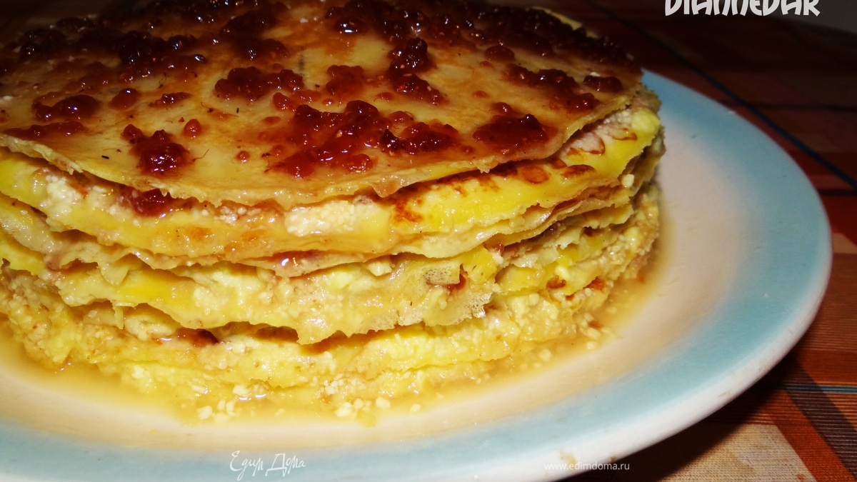 Блинный торт с нежным творожным наполнителем и малиновым джемом