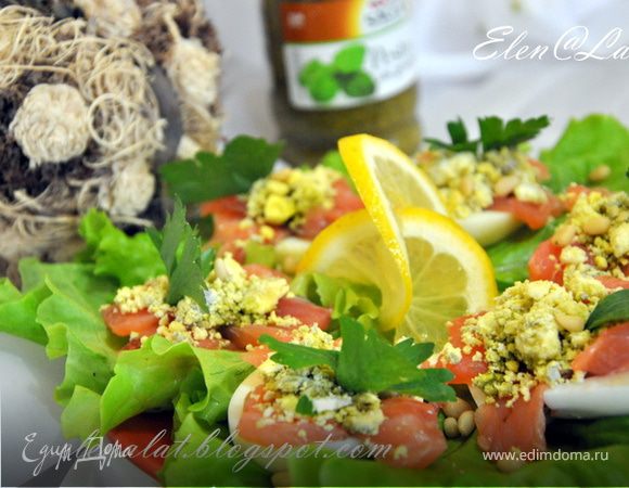 Яичная закуска с лососем и соусом песто