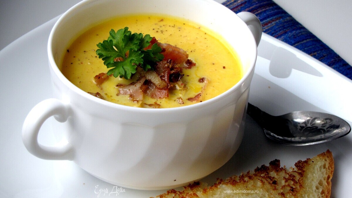 Суп-пюре из тыквы с беконом и орехами