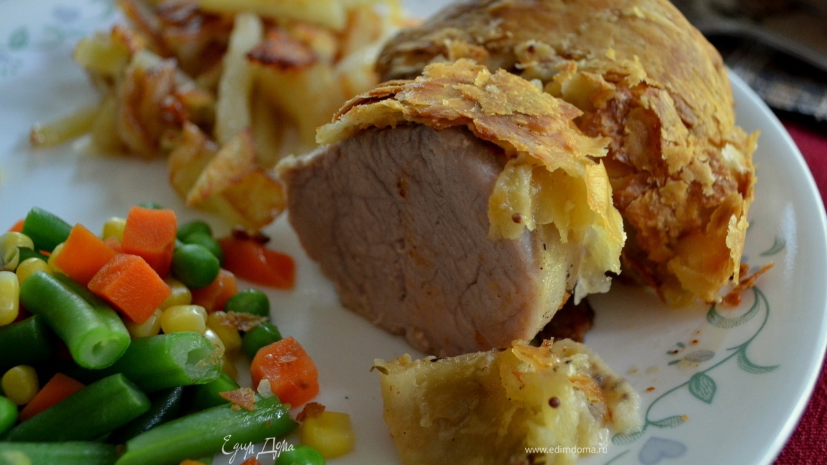 Свинина в слоеном тесте