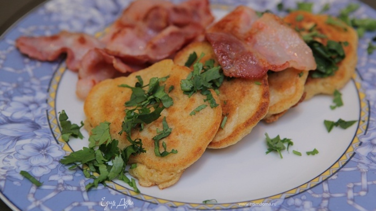 Оладушки из поленты со сладкой кукурузой и беконом