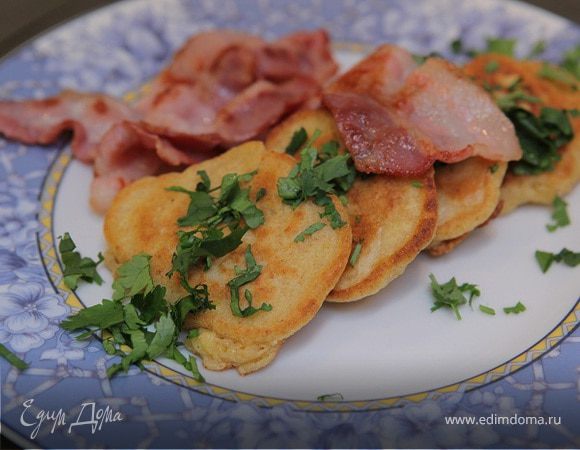 Оладушки из поленты со сладкой кукурузой и беконом