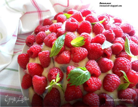 Шоколадный блинный пирог с маскарпоне, белым шоколадом и малиной