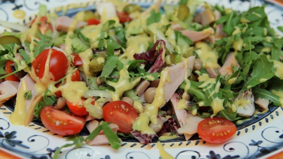 Салат с индейкой, фасолью и огурцами