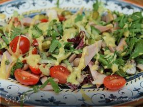 Салат с индейкой, фасолью и огурцами