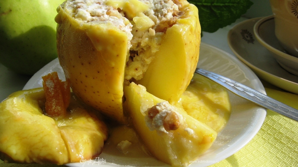 Запеченные яблоки с соусом «Сабайон» и нежной творожной начинкой