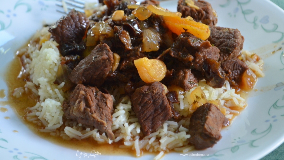Тушеная говядина с сухофруктами и миндалем
