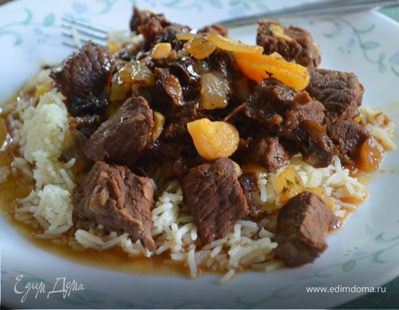 Тушеная говядина с сухофруктами и миндалем