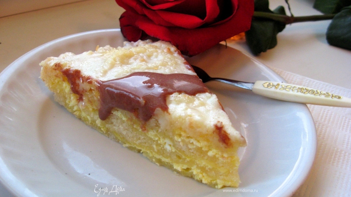 Слоеный пирог с творогом и сладкой заливкой