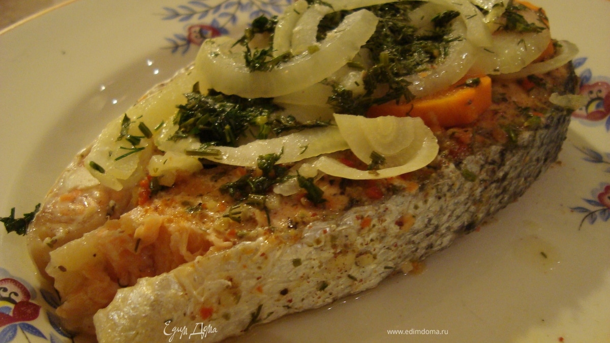 Стейк лосося, запеченного в фольге «HomeQueen» с овощами