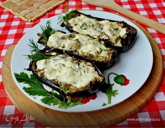 Запеченные баклажаны, фаршированные курицей