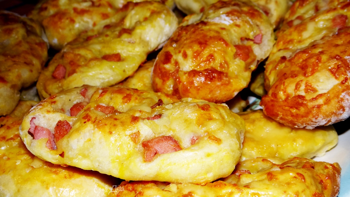 Пресные витые плюшки с сосисками и сыром от Мирьяма Байле