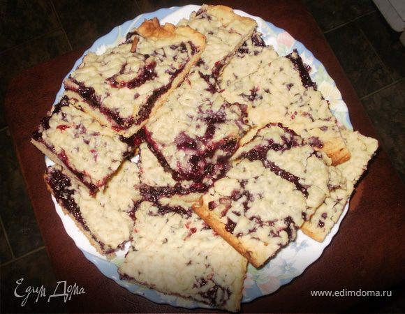 Тертый пирог с черносмородиновым джемом