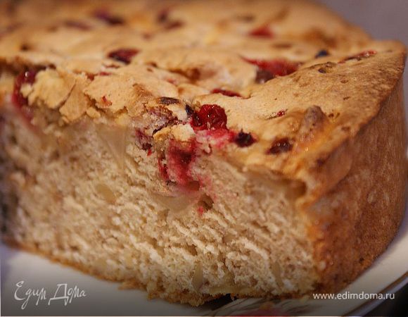 Яблочная шарлотка с грецкими орехами и брусникой