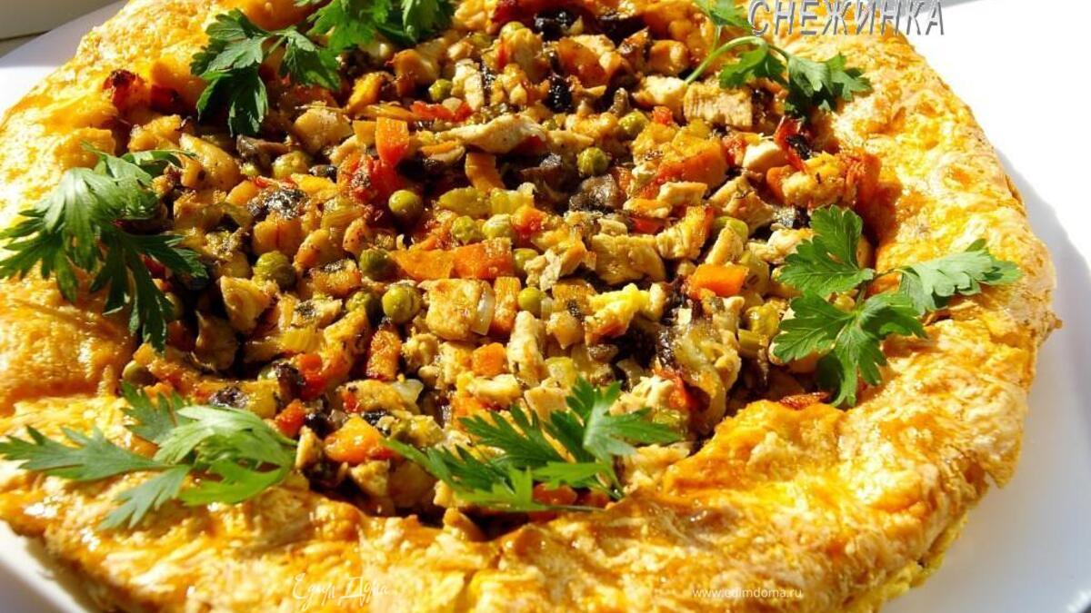 «Золотое кольцо»: куриное филе с овощами и шампиньонами в заварном сырном тесте