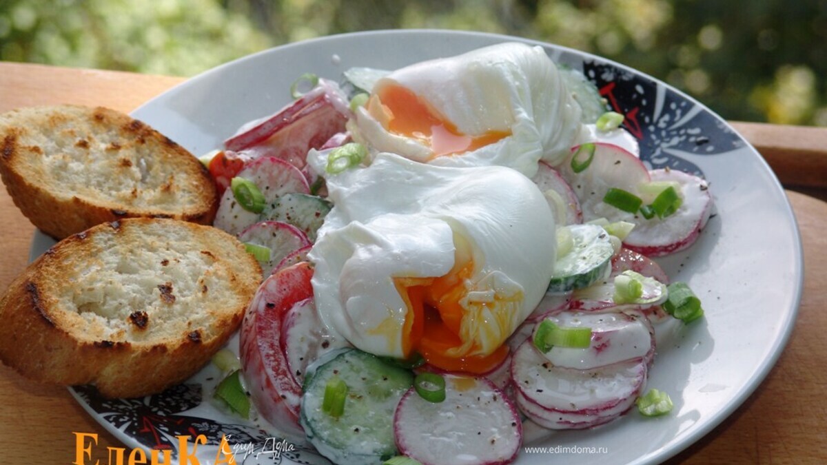 Летний салат с яйцом-пашот