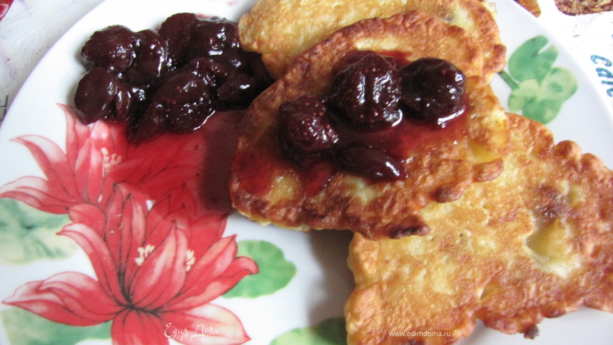 Оладьи с яблоками и изюмом