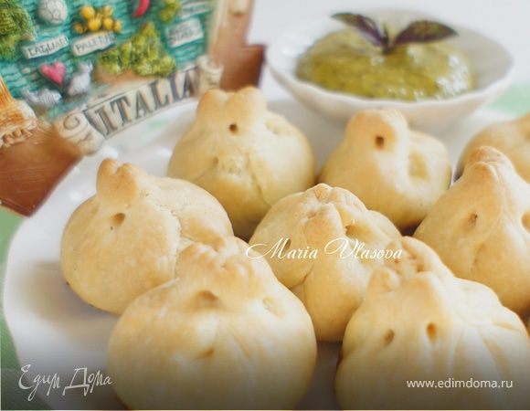 Закусочные "кнопки" с соусом песто и моцареллой Закусочные "кнопки" с соусом песто и моцареллой