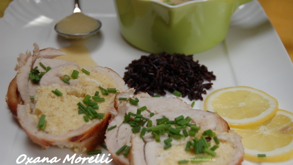 Рулет из индейки  с рикоттой под соусом сабайон