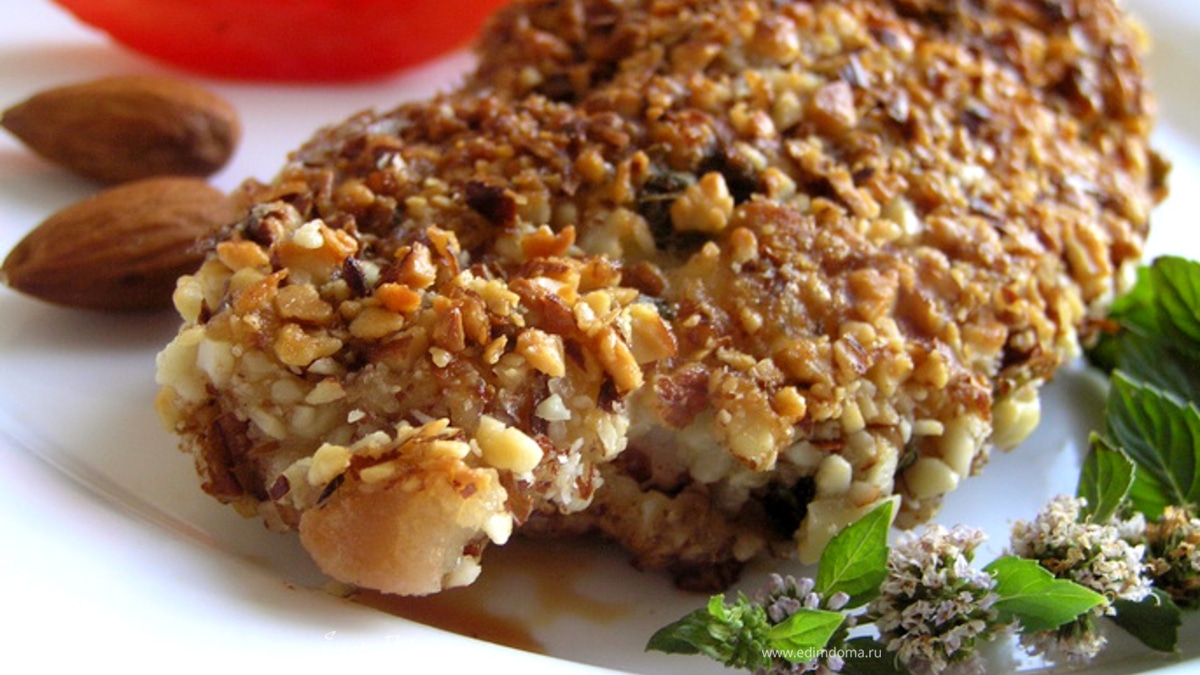 Шницель с мятой, миндалем и кедровыми орешками. "HomeQueen Corporation"