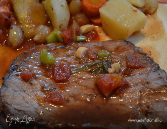 Тушеное мясо с беконом и овощами