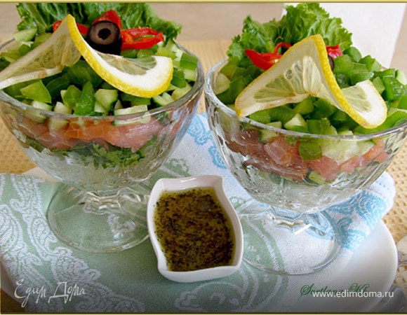 Салат с семгой, огурцами и зеленью