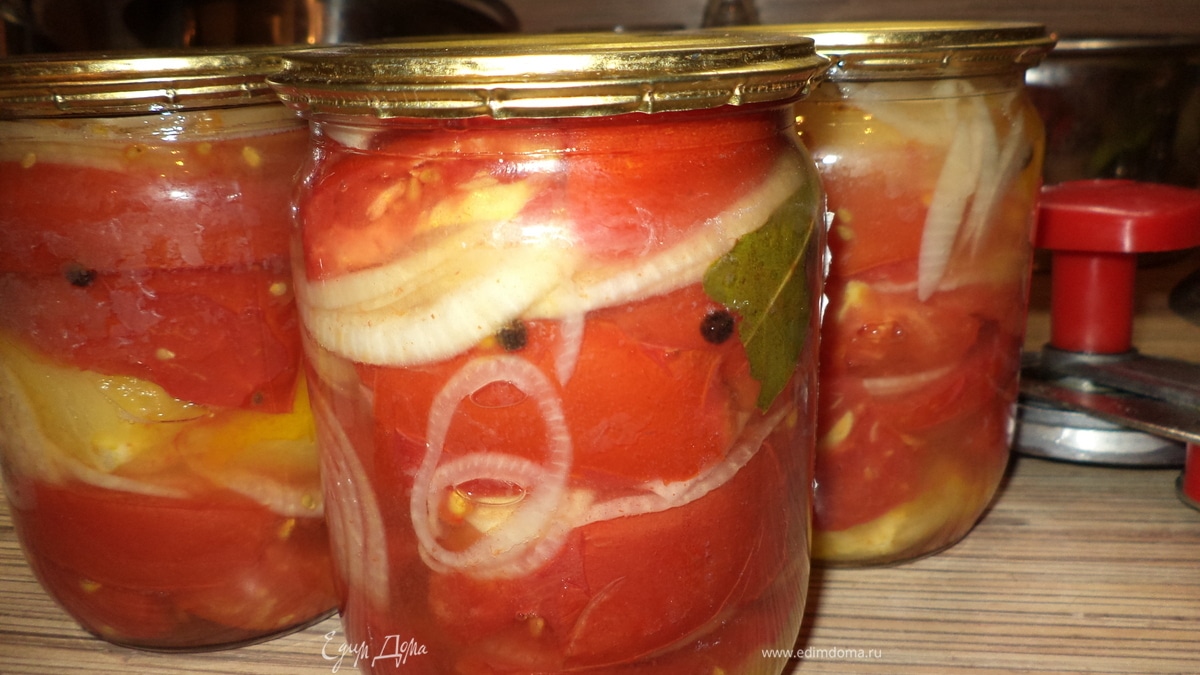 Помидоры резаные с луком