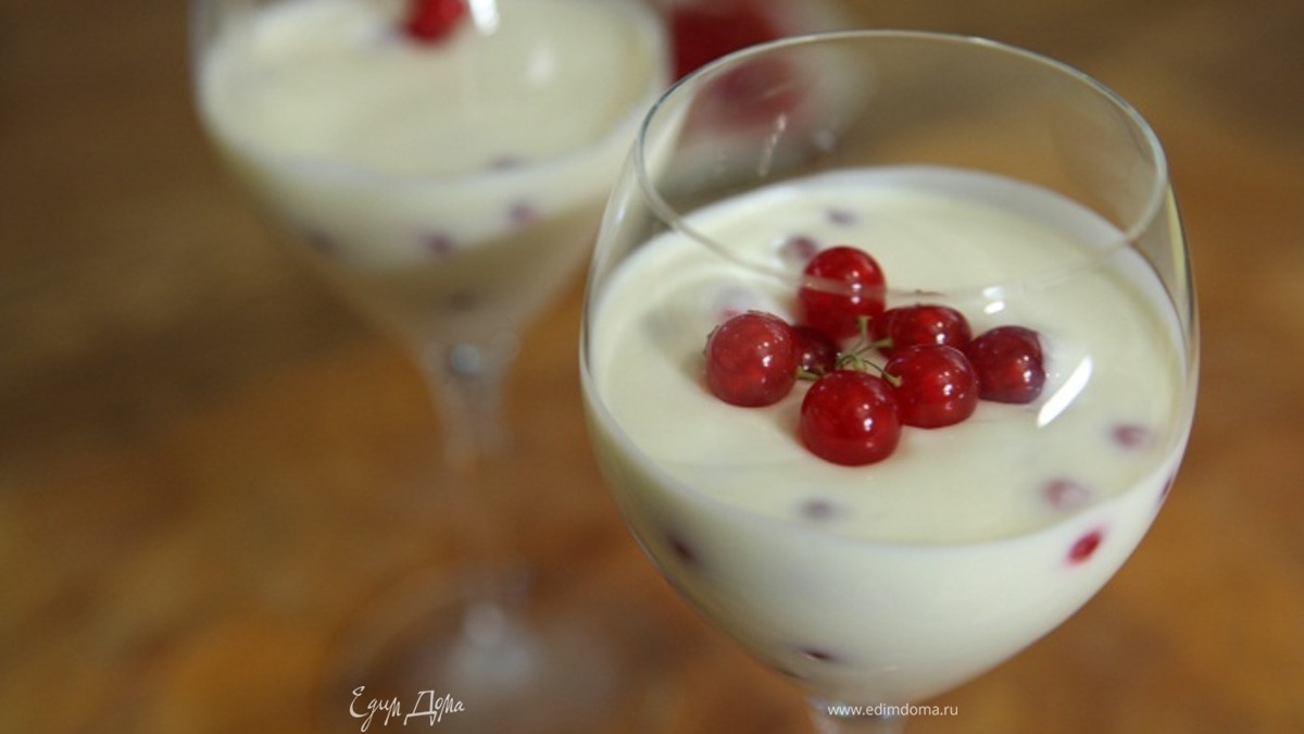 Йогуртовый мусс с красной смородиной