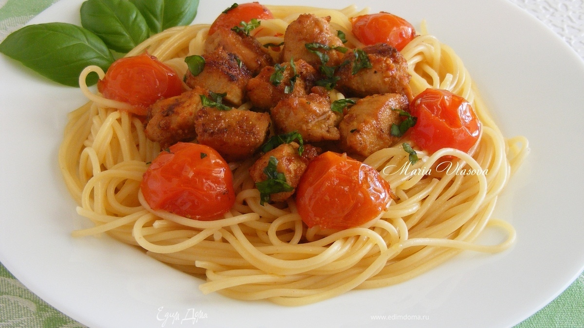 Спагетти со сладкой курицей и черри