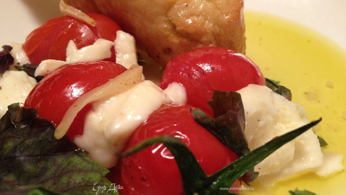 Теплый салат из помидоров с моцареллой и чесноком