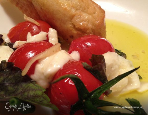 Теплый салат из помидоров с моцареллой и чесноком