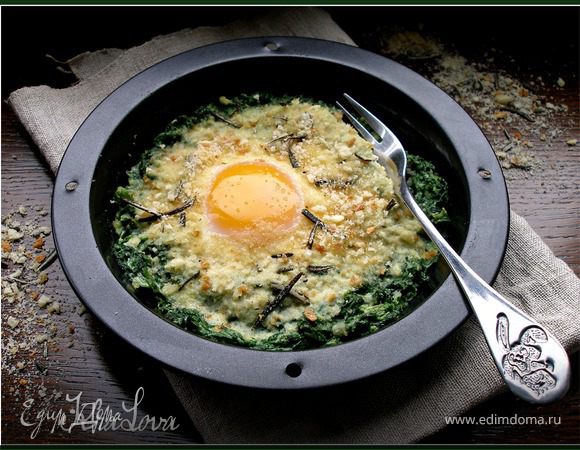 Яичница со шпинатом и розмариновыми сухариками 