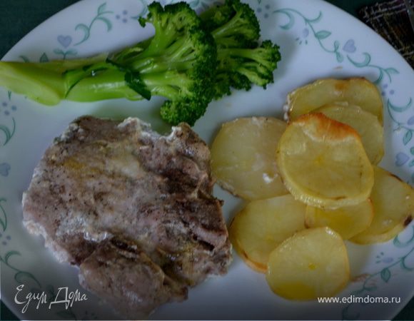 Тушеные свиные отбивные с овощами на молоке