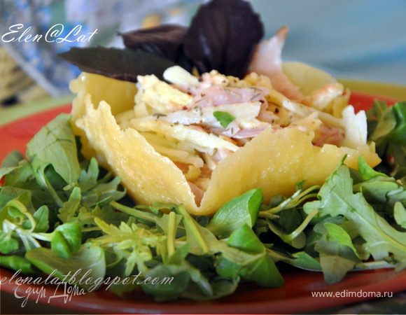 Итальянский салат с копченой курицей в сырной корзинке Итальянский салат с копченой курицей в сырной корзинке