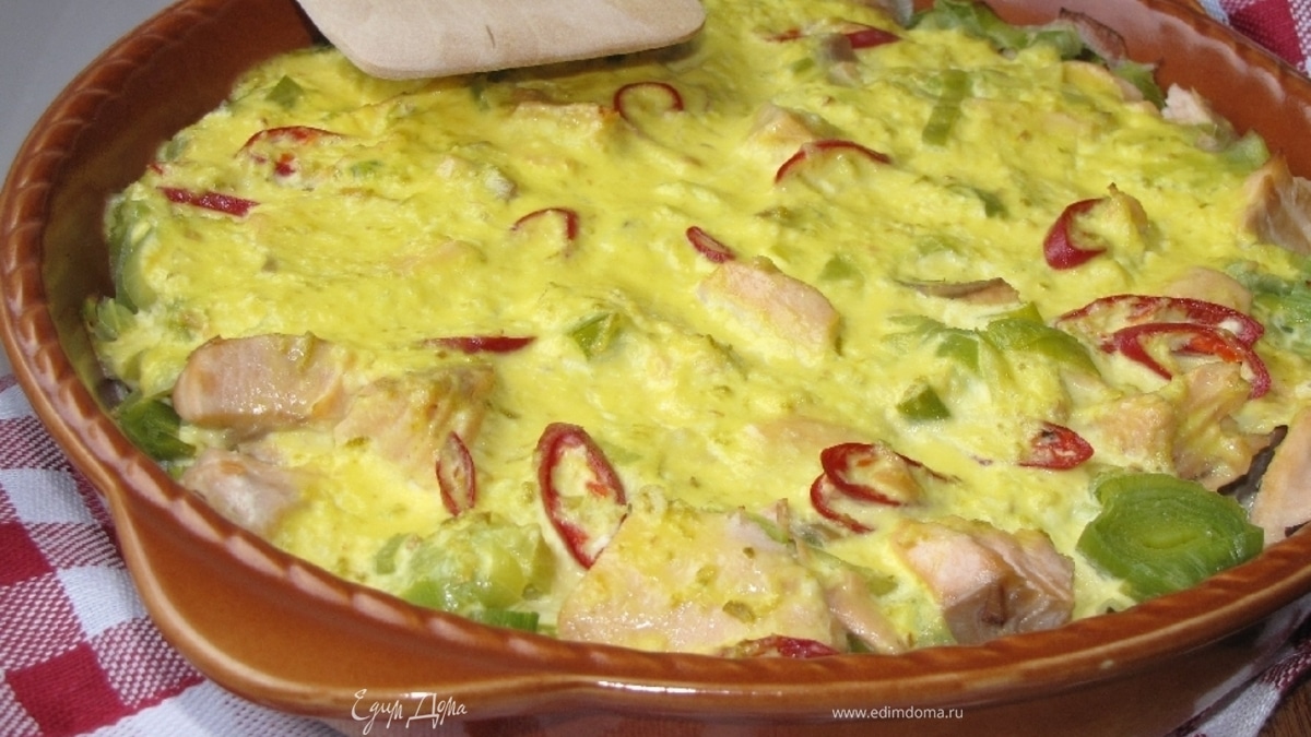 Гратен из форели и лука-порея с кокосовым молоком