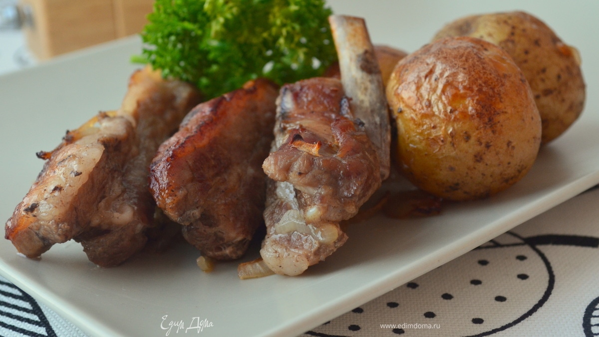 Ароматные свиные ребра с печеным картофелем (готовим с HQC)