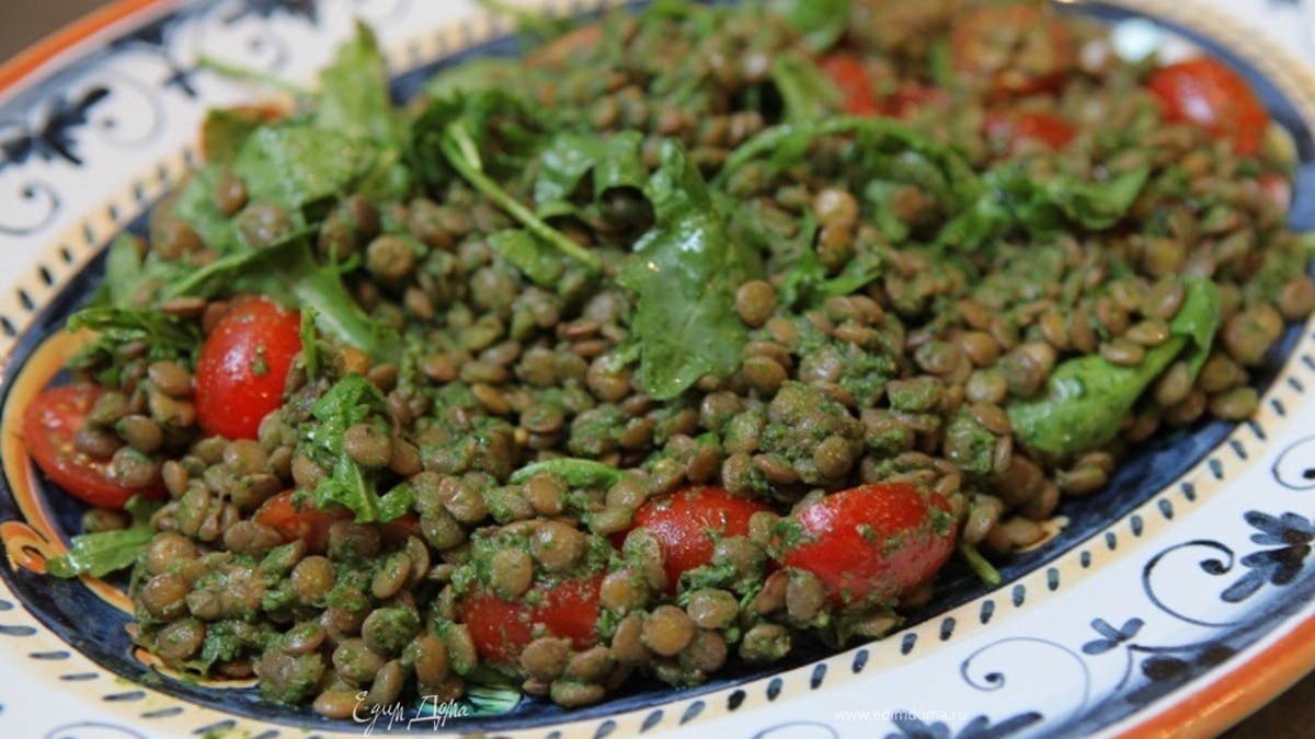 Салат из чечевицы с помидорами черри и сальсой верде 