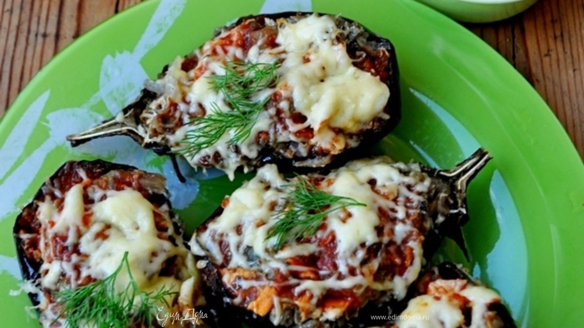 Фаршированные баклажаны под сырной корочкой
