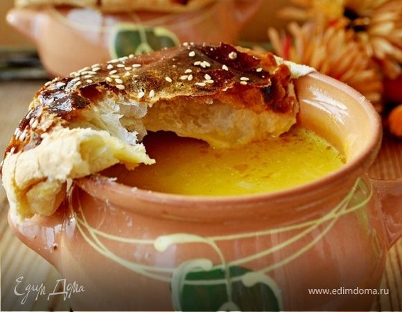 Тыквенный суп в горшочках с креветками под слоеными "крышечками"