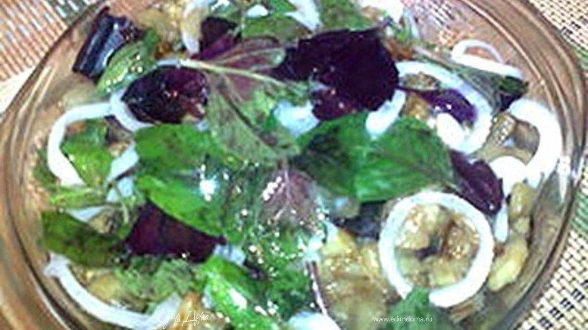 Баклажаны, маринованные с базиликом, луком и чесноком