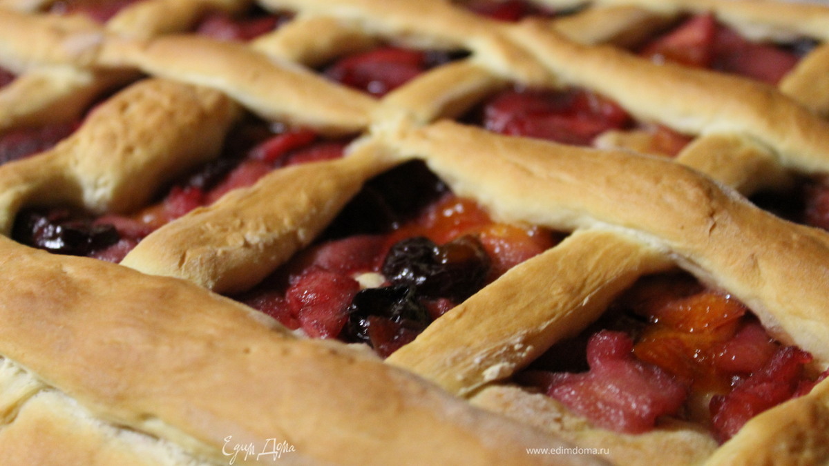 Пирог с грушами, яблоками и вишней