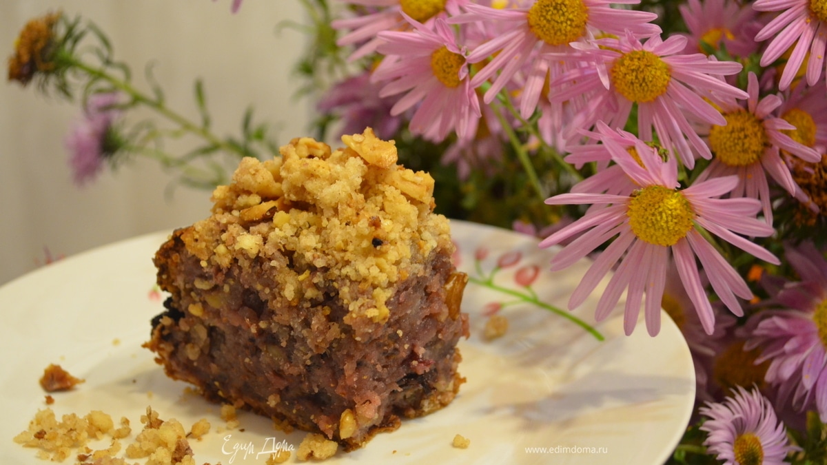 Пирог с малиной и грецким орехом