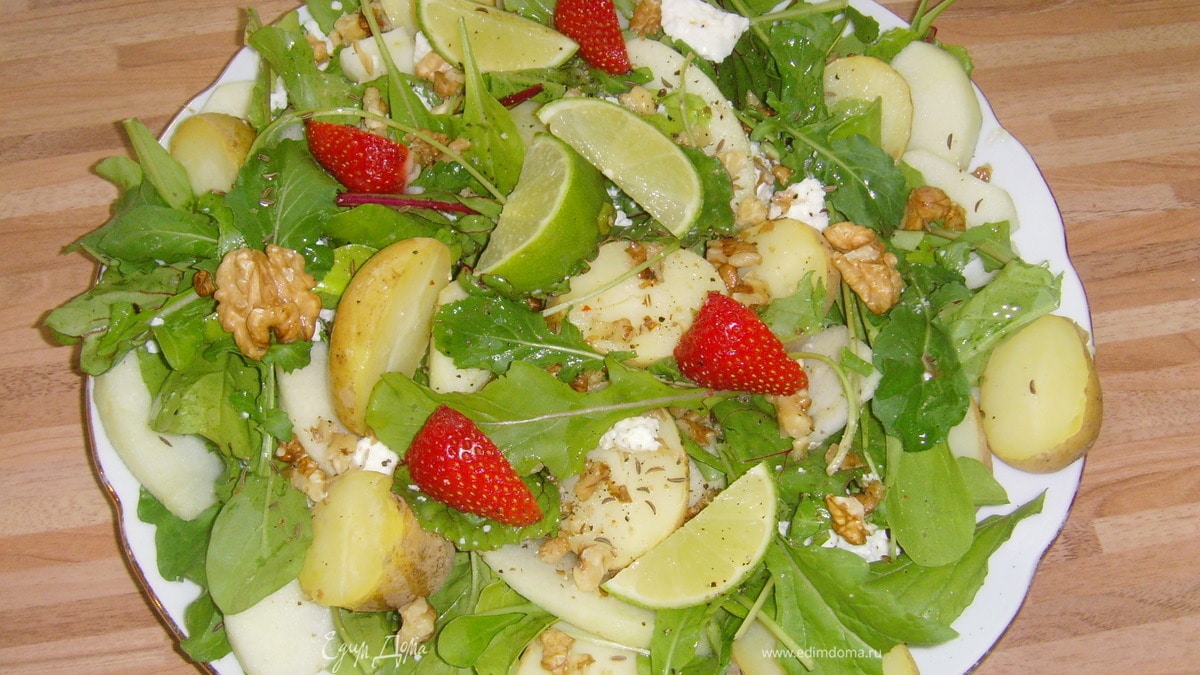 Картофельно-яблочный салат с козьим сыром и грецким орехом