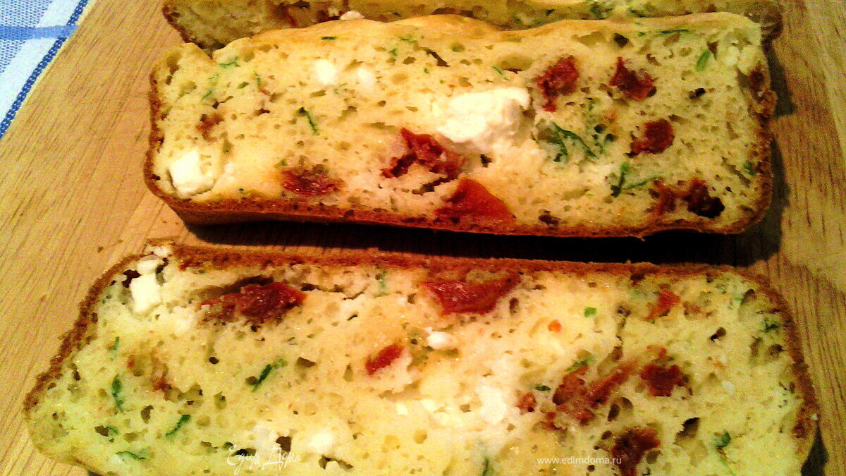 Пирог с вялеными помидорами, брынзой и зеленью