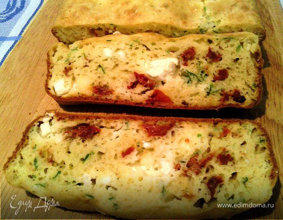 Пирог с вялеными помидорами, брынзой и зеленью