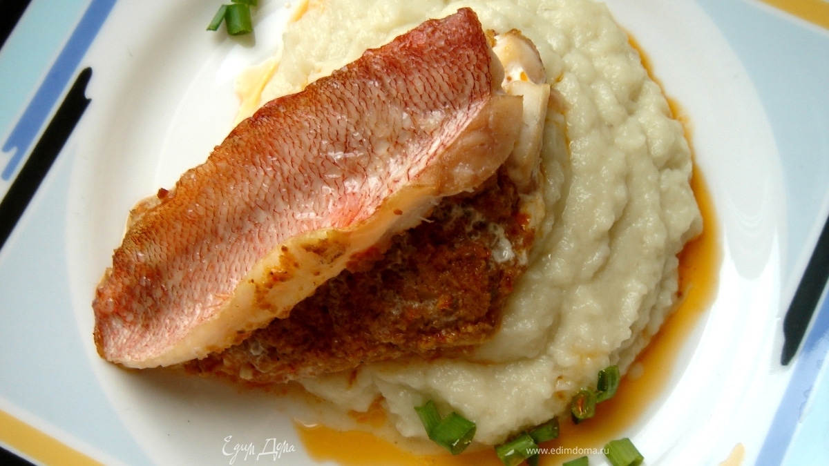 Филе морского окуня с оливковым тапенадом и пюре из топинамбура