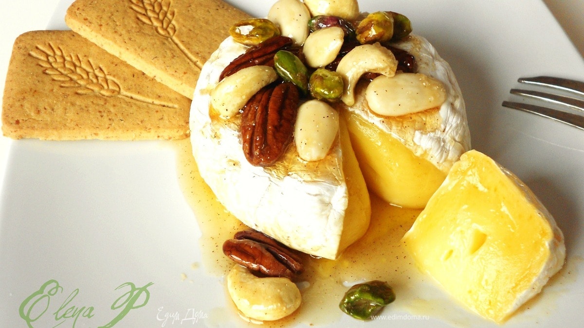 Запеченный сыр бри с глазироваными орехами