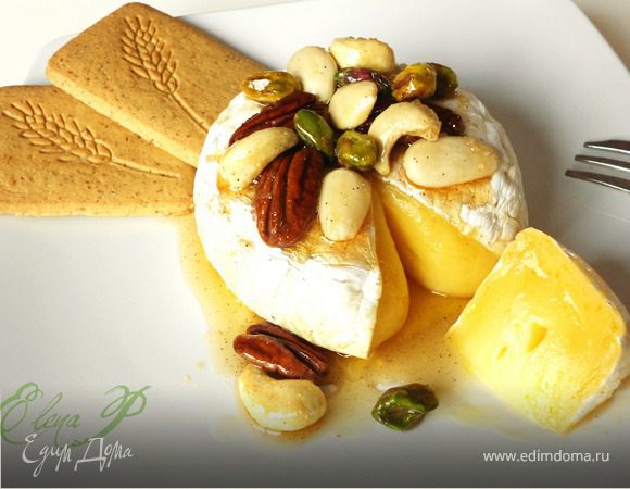 Запеченный сыр бри с глазироваными орехами Запеченный сыр бри с глазироваными орехами